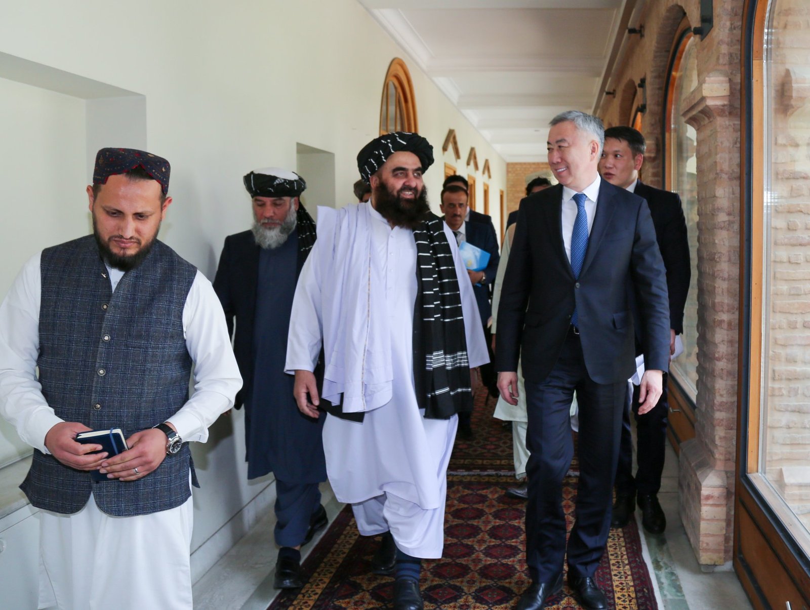 Afghan Foreign Minister Mawlawi Amir Khan Muttaqi (middle) meets the Kazakh Deputy Prime Minister Sarik Zhomangarin (right) in Kabul. 15/04/2023. Picture taken from @QaharBalkhi, the official Twitter handle of the Spokesman for the Afghan Ministry of Foreign Affairs.